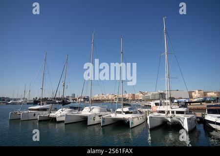 Valence, Espagne, 15 janvier 2025. Vue sur le port de Valence. Cette année, le magazine Forbes a déclaré Valence la meilleure ville au monde à prendre sa retraite. Crédit : Eduard Ripoll. Banque D'Images