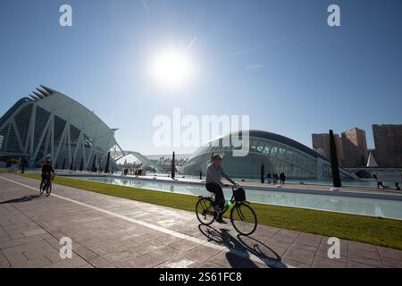 Valence, Espagne, 15 janvier 2025. ARS et la ville scientifique de Santiago Calatrava. Cette année, le magazine Forbes a déclaré Valence la meilleure ville au monde à prendre sa retraite. Crédit : Eduard Ripoll. Banque D'Images