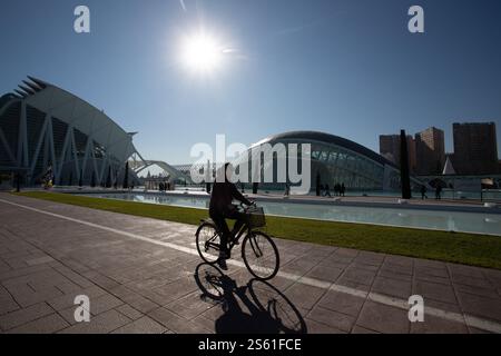 Valence, Espagne, 15 janvier 2025. ARS et la ville scientifique de Santiago Calatrava. Cette année, le magazine Forbes a déclaré Valence la meilleure ville au monde à prendre sa retraite. Crédit : Eduard Ripoll. Banque D'Images