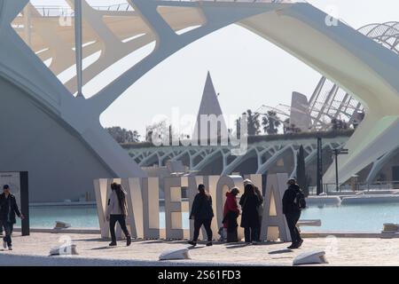 Valence, Espagne, 15 janvier 2025. ARS et la ville scientifique de Santiago Calatrava. Cette année, le magazine Forbes a déclaré Valence la meilleure ville au monde à prendre sa retraite. Crédit : Eduard Ripoll. Banque D'Images