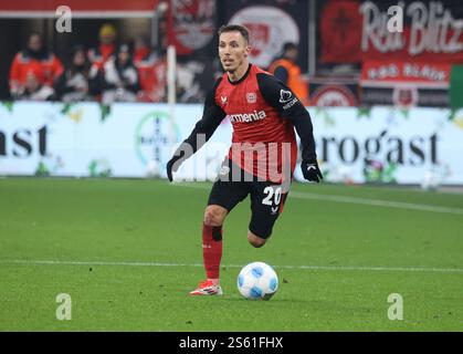 Alejandro Grimaldo (Bayer), Leverkusen, Allemagne. 14 janvier 2025. Football Bundesliga, Journée 17, Bayer 04 Leverkusen - 1. FSV Mainz 05. LA RÉGLEMENTATION DFL INTERDIT TOUTE UTILISATION DE PHOTOGRAPHIES COMME SÉQUENCES D'IMAGES ET/OU QUASI-VIDÉO crédit : Juergen Schwarz/Alamy Live News Banque D'Images