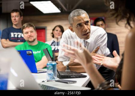 Le président Barack Obama rend visite à des employés avant de prononcer un discours à 1776, un centre de start-up technologique à Washington, D.C. le 3 juillet 2014. (Officiel (photo officielle de la Maison Blanche). IMAGE AVEC RESTRICTIONS, voir le champ Infos supplémentaires Banque D'Images