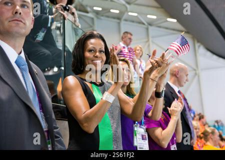 La première dame Michelle Obama assiste aux finales de natation et aux cérémonies de remise des médailles au Olympic Park Aquatics Center pendant les Jeux Olympiques d'été de 2012 à Londres, Angleterre, le 28 juillet 2012. (Photo officielle de la Maison Blanche). IMAGE AVEC RESTRICTIONS, voir le champ Infos supplémentaires Banque D'Images