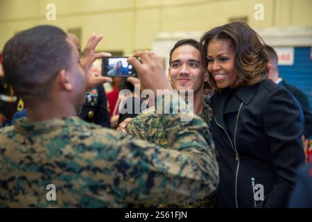 La première dame Michelle Obama salue les membres du service après un projet de service Toys for Tots au joint base Anacostia-Bolling Toys for Tots distribution Center à Washington, DC, Dec. 19, 2013. (Photo officielle de la Maison Blanche). IMAGE AVEC RESTRICTIONS, voir le champ Infos supplémentaires Banque D'Images