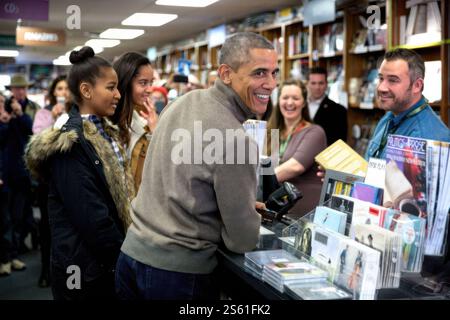 Le président Barack Obama et ses filles Sasha et Malia achètent des livres à Politics and prose à Washington, DC, le samedi des petites entreprises, le 29 novembre 2014. (Photo officielle de la Maison Blanche). IMAGE AVEC RESTRICTIONS, voir le champ Infos supplémentaires Banque D'Images