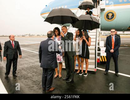 Le président Barack Obama, la première dame Michelle Obama, leurs filles Malia et Sasha saluent des dignitaires à leur arrivée à la Havane, Cuba, dimanche 20 mars 2016 (photo officielle de la Maison Blanche). IMAGE AVEC RESTRICTIONS, voir le champ Infos supplémentaires Banque D'Images