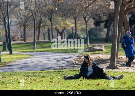 Valence, Espagne, 15 janvier 2025. Habitants de Turia grden, le jardin Turia à Valence mesure environ 9 kilomètres de long et couvre une superficie d’environ 110 hectares, ce qui en fait l’un des plus grands parcs urbains d’Espagne cette année, le magazine Forbes a déclaré Valence la meilleure ville au monde à prendre sa retraite. Crédit : Eduard Ripoll. Banque D'Images