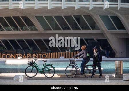 Valence, Espagne, 15 janvier 2025. ARS et la ville scientifique de Santiago Calatrava. Cette année, le magazine Forbes a déclaré Valence la meilleure ville au monde à prendre sa retraite. Crédit : Eduard Ripoll. Banque D'Images