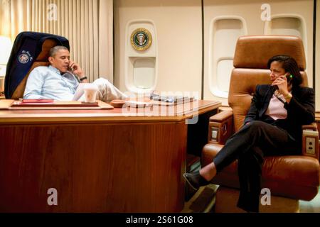 Le président Barack Obama, à bord d’Air Force One, s’entretient au téléphone avec le président Hamid Karzaï de l’Afghanistan, qui n’a pas pu se rendre de Kaboul pour rencontrer le président Obama à l’aérodrome de Bagram, en Afghanistan, le dimanche 25 mai 2014. Susan E. Rice, conseillère à la sécurité nationale, est assise à droite. (Photo officielle de la Maison Blanche). IMAGE AVEC RESTRICTIONS, voir le champ Infos supplémentaires Banque D'Images