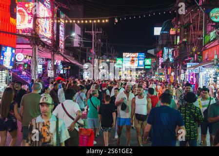 Une scène nocturne animée sur Bangla Walking Street, Phuket, Thaïlande, avec des panneaux de néon, des bars, boutiques, et une foule de touristes et de locaux. Banque D'Images