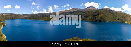 Vue panoramique sur la lagune turquoise de Cuicocha à Cotacachi, Imbabura, Équateur, par une journée ensoleillée, entourée de superbes paysages andins. Banque D'Images