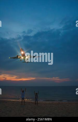 Avion volant bas au-dessus de Sunset Beach à Phuket, Thaïlande Banque D'Images