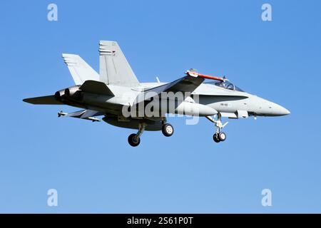 Boeing F-18 Hornet de l'armée de l'air finlandaise en approche finale. Leeuwarden, pays-Bas - 11 avril 2016 Banque D'Images