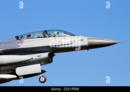 Avion de chasse biplace General Dynamics F-16 Fighting Falcon en approche finale. Leeuwarden, pays-Bas - 11 avril 2016 Banque D'Images