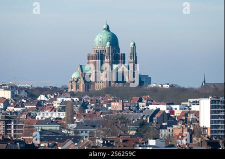 Paysage urbain avec la Basilique du Sacré-cœur et les toits résidentiels à Bruxelles, Belgique, 13 janvier 2025 Banque D'Images