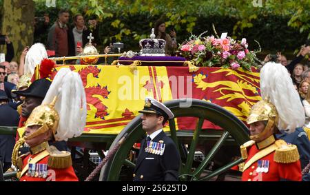 Le Coffin de la reine Elizabeth II aux funérailles d'État de sa Majesté la reine Elizabeth II à Londres, Angleterre, Royaume-Uni, lundi 19 septembre 2022 Banque D'Images