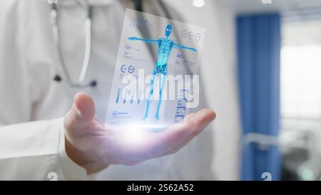 Un médecin utilise l'intelligence artificielle pour un scan complet du corps. Un hologramme apparaît dans sa paume, affichant des images radiographiques, des données et des analyses de patients, showc Banque D'Images