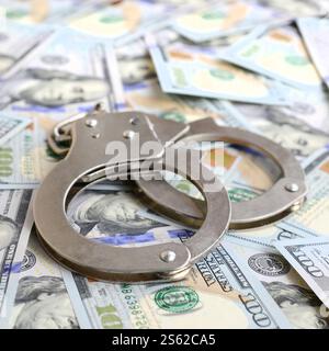 Les menottes de police argentées se trouvent sur de nombreux billets d'un dollar. Les menottes de police argentées se trouvent sur de nombreux billets d'un dollar Banque D'Images