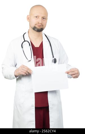 Un médecin homme chauve dans une blouse de laboratoire blanche et stéthoscope se tient sur un fond blanc Uni. Banque D'Images