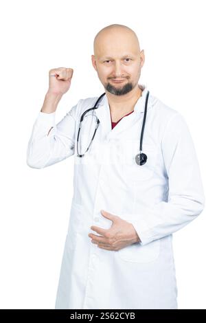 Un médecin homme chauve dans une blouse de laboratoire blanche avec un stéthoscope autour de son cou se tient debout sur un fond blanc Uni. Il sourit et élève le sien Banque D'Images