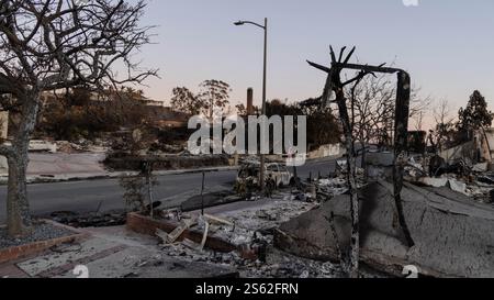 Pacific Palisades, Californie, États-Unis. 14 janvier 2025. Dégâts causés par un incendie à Palisades. (Crédit image : © Amy Katz/ZUMA Press Wire) USAGE ÉDITORIAL SEULEMENT! Non destiné à UN USAGE commercial ! Banque D'Images