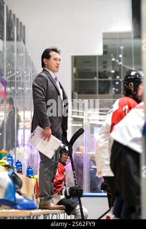 Turin, Italie. 14 janvier 2025. Yujiro Nakajimaya entraîneur-chef de l'équipe nationale du Japon vu lors du match entre les États-Unis et le Japon lors de la ronde préliminaire féminine du Groupe B de hockey sur glace aux Jeux de la FISU 2025 à Turin. Le Japon gagne contre les USA avec un score de 5 à 0. (Photo de Davide Di Lalla/SOPA images/SIPA USA) crédit : SIPA USA/Alamy Live News Banque D'Images