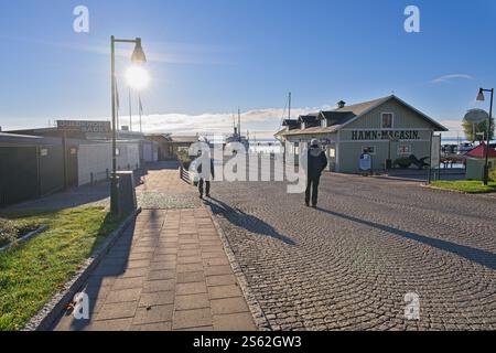 À la marina de Vaettern à Hjo à Skaraborg Suède par une journée ensoleillée en octobre Banque D'Images