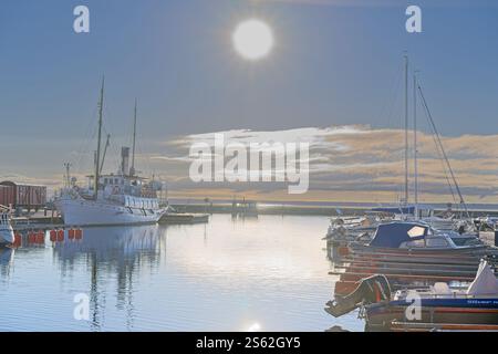 À la marina de Vaettern à Hjo à Skaraborg Suède par une journée ensoleillée en octobre Banque D'Images