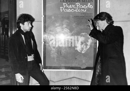 1980 Bruxelles Archivio Storico Olycom/LaPresse Pier Paolo Pasolini (Bologna, 5 marzo 1922 - Ostia, 2 novembre 1975) è stato un poeta, scrittore, regista, sceneggiatore, attore e drammaturgo italiano, considérato tra i maggiori intellettuali italiani del Novecento. Culturalmente versatile, si distinguse in numerosi campi, lasciando contributi anche come pittore, romanziere, linguista, traduttore e e saggista. Attento osservatore dei cambiamenti della società italiana dal secondo dopoguerra sino alla metà degli anni Setanta, nonché figura a tratti controversa, suscitò spesso forti polemiche e acce Banque D'Images