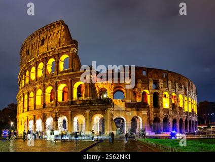 Vue du Colisée la nuit à Rome, Italie. Le Colisée est l'une des principales attractions de Rome et d'Italie. Banque D'Images