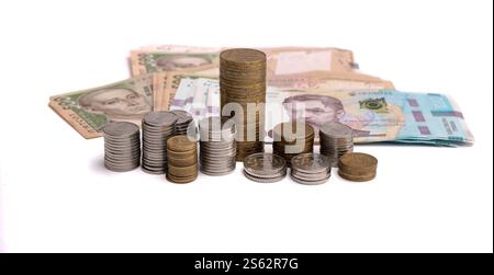 Billets et pièces de monnaie de l'Ukraine sur fond blanc. Banque D'Images