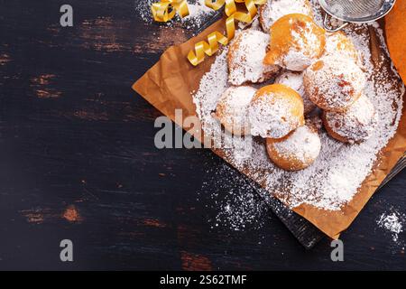 Dessert italien de carnaval frit dans la vue de dessus du carnaval Banque D'Images