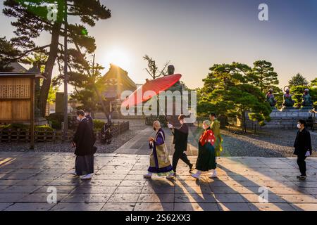 NAGANO, JAPON - 4 AOÛT 2023 : cérémonie du matin O-Asaji au temple Zenko-ji. Le temple Zenko-ji est le troisième plus grand temple du Japon avec un histo Banque D'Images