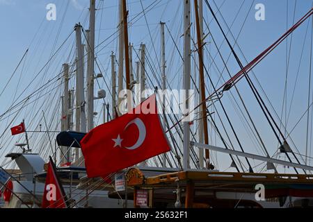 Drapeaux turcs sur les mâts des yachts privés et voiliers de luxe dans la marina dans le port de Bodrum. Banque D'Images