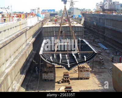 Non divulgué, Iran. 15 janvier 2025. Une photo non datée montre le processus de construction du premier navire iranien de renseignement de transmission, le Zagros, à un endroit non divulgué dans le sud de l'Iran. L'Iran a dévoilé son premier destroyer de renseignement fabriqué localement le 15 janvier 2025. (Image de crédit : © Bureau de l'armée iranienne via ZUMA Press Wire) USAGE ÉDITORIAL SEULEMENT! Non destiné à UN USAGE commercial ! Banque D'Images