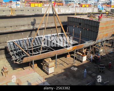 Non divulgué, Iran. 15 janvier 2025. Une photo non datée montre le processus de construction du premier navire iranien de renseignement de transmission, le Zagros, à un endroit non divulgué dans le sud de l'Iran. L'Iran a dévoilé son premier destroyer de renseignement fabriqué localement le 15 janvier 2025. (Image de crédit : © Bureau de l'armée iranienne via ZUMA Press Wire) USAGE ÉDITORIAL SEULEMENT! Non destiné à UN USAGE commercial ! Banque D'Images