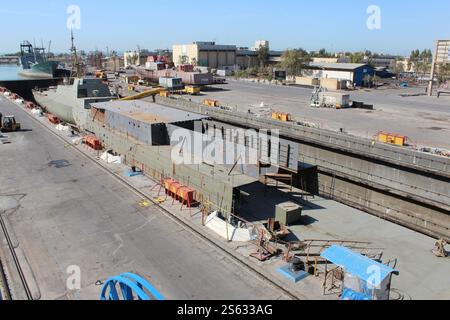 Non divulgué, Iran. 15 janvier 2025. Une photo non datée montre le processus de construction du premier navire iranien de renseignement de transmission, le Zagros, à un endroit non divulgué dans le sud de l'Iran. L'Iran a dévoilé son premier destroyer de renseignement fabriqué localement le 15 janvier 2025. (Image de crédit : © Bureau de l'armée iranienne via ZUMA Press Wire) USAGE ÉDITORIAL SEULEMENT! Non destiné à UN USAGE commercial ! Banque D'Images