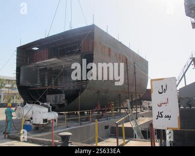 Non divulgué, Iran. 15 janvier 2025. Une photo non datée montre le processus de construction du premier navire iranien de renseignement de transmission, le Zagros, à un endroit non divulgué dans le sud de l'Iran. L'Iran a dévoilé son premier destroyer de renseignement fabriqué localement le 15 janvier 2025. (Image de crédit : © Bureau de l'armée iranienne via ZUMA Press Wire) USAGE ÉDITORIAL SEULEMENT! Non destiné à UN USAGE commercial ! Banque D'Images