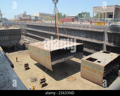 Non divulgué, Iran. 15 janvier 2025. Une photo non datée montre le processus de construction du premier navire iranien de renseignement de transmission, le Zagros, à un endroit non divulgué dans le sud de l'Iran. L'Iran a dévoilé son premier destroyer de renseignement fabriqué localement le 15 janvier 2025. (Image de crédit : © Bureau de l'armée iranienne via ZUMA Press Wire) USAGE ÉDITORIAL SEULEMENT! Non destiné à UN USAGE commercial ! Banque D'Images