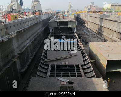 Non divulgué, Iran. 15 janvier 2025. Une photo non datée montre le processus de construction du premier navire iranien de renseignement de transmission, le Zagros, à un endroit non divulgué dans le sud de l'Iran. L'Iran a dévoilé son premier destroyer de renseignement fabriqué localement le 15 janvier 2025. (Image de crédit : © Bureau de l'armée iranienne via ZUMA Press Wire) USAGE ÉDITORIAL SEULEMENT! Non destiné à UN USAGE commercial ! Banque D'Images