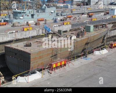 Non divulgué, Iran. 15 janvier 2025. Une photo non datée montre le processus de construction du premier navire iranien de renseignement de transmission, le Zagros, à un endroit non divulgué dans le sud de l'Iran. L'Iran a dévoilé son premier destroyer de renseignement fabriqué localement le 15 janvier 2025. (Image de crédit : © Bureau de l'armée iranienne via ZUMA Press Wire) USAGE ÉDITORIAL SEULEMENT! Non destiné à UN USAGE commercial ! Banque D'Images