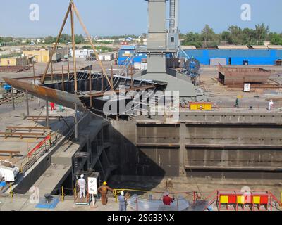 Non divulgué, Iran. 15 janvier 2025. Une photo non datée montre le processus de construction du premier navire iranien de renseignement de transmission, le Zagros, à un endroit non divulgué dans le sud de l'Iran. L'Iran a dévoilé son premier destroyer de renseignement fabriqué localement le 15 janvier 2025. (Image de crédit : © Bureau de l'armée iranienne via ZUMA Press Wire) USAGE ÉDITORIAL SEULEMENT! Non destiné à UN USAGE commercial ! Banque D'Images