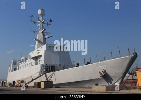 Non divulgué, Iran. 15 janvier 2025. Une photo non datée montre le processus de construction du premier navire iranien de renseignement de transmission, le Zagros, à un endroit non divulgué dans le sud de l'Iran. L'Iran a dévoilé son premier destroyer de renseignement fabriqué localement le 15 janvier 2025. (Image de crédit : © Bureau de l'armée iranienne via ZUMA Press Wire) USAGE ÉDITORIAL SEULEMENT! Non destiné à UN USAGE commercial ! Banque D'Images