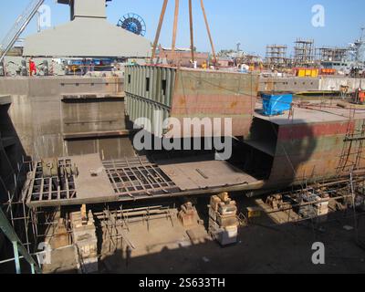 Non divulgué, Iran. 15 janvier 2025. Une photo non datée montre le processus de construction du premier navire iranien de renseignement de transmission, le Zagros, à un endroit non divulgué dans le sud de l'Iran. L'Iran a dévoilé son premier destroyer de renseignement fabriqué localement le 15 janvier 2025. (Image de crédit : © Bureau de l'armée iranienne via ZUMA Press Wire) USAGE ÉDITORIAL SEULEMENT! Non destiné à UN USAGE commercial ! Banque D'Images