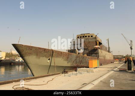 Non divulgué, Iran. 15 janvier 2025. Une photo non datée montre le processus de construction du premier navire iranien de renseignement de transmission, le Zagros, à un endroit non divulgué dans le sud de l'Iran. L'Iran a dévoilé son premier destroyer de renseignement fabriqué localement le 15 janvier 2025. (Image de crédit : © Bureau de l'armée iranienne via ZUMA Press Wire) USAGE ÉDITORIAL SEULEMENT! Non destiné à UN USAGE commercial ! Banque D'Images