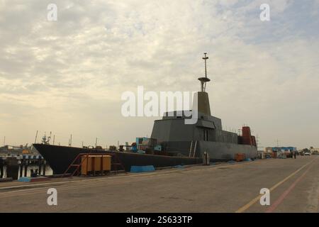 Non divulgué, Iran. 15 janvier 2025. Une photo non datée montre le processus de construction du premier navire iranien de renseignement de transmission, le Zagros, à un endroit non divulgué dans le sud de l'Iran. L'Iran a dévoilé son premier destroyer de renseignement fabriqué localement le 15 janvier 2025. (Image de crédit : © Bureau de l'armée iranienne via ZUMA Press Wire) USAGE ÉDITORIAL SEULEMENT! Non destiné à UN USAGE commercial ! Banque D'Images