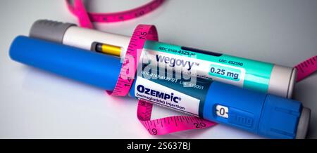 Stylos semaglutide Ozempic et Wegovy avec ruban à mesurer rose Banque D'Images