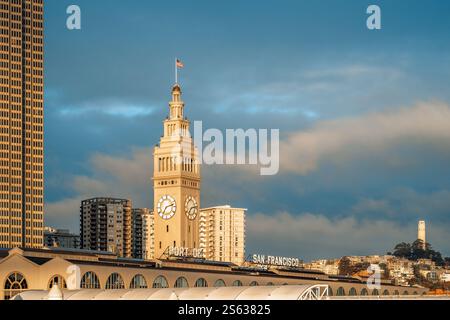 le bâtiment du ferry de san francisco dans la lumière du matin Banque D'Images
