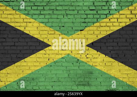 La Jamaïque drapeau est peint sur un vieux mur de brique Banque D'Images