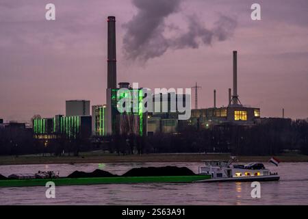 La centrale combinée de chaleur et d'électricité Lausward à Düsseldorf, une centrale à turbine à gaz et à vapeur exploitée par les services municipaux de Düsseldorf et en Banque D'Images